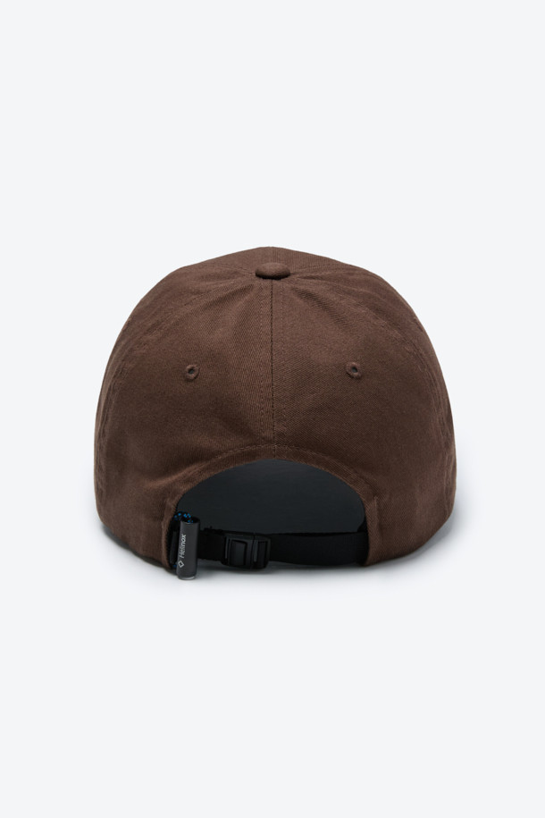 부드러운 면 소재의 면 트윌 6패널 로고 볼캡입니다. 미니멀하고 베이직한 디자인으로 일상 및 캠핑룩에 활용하기 좋습니다. 6패널 구조와 고밀도 면 트윌 소재로 제작되어 편안한 착용감을 선사합니다. 브라운 컬러에 로고 자수 디테일이 돋보이며, 알루미늄 웨빙 스토퍼를 사용하여 사이즈 조절이 용이합니다. 사계절 내내 착용 가능한 캐주얼 스타일의 볼캡입니다.
