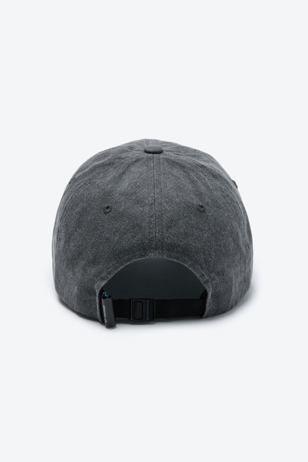 부드러운 면 트윌 소재로 제작된 6패널 구조의 로고 볼캡입니다. 톤온톤 로고 자수와 알루미늄 웨빙 스토퍼 디테일이 돋보입니다. 일상, 캠핑 등 다양한 상황에 활용하기 좋으며, 사계절 내내 착용 가능합니다. 그레이 컬러로 어떤 스타일에도 잘 어울리며, 사이즈 조절이 가능하여 편안한 착용감을 제공합니다. 캐주얼, 미니멀, 클래식 스타일을 즐겨 입는 분들께 추천합니다.
