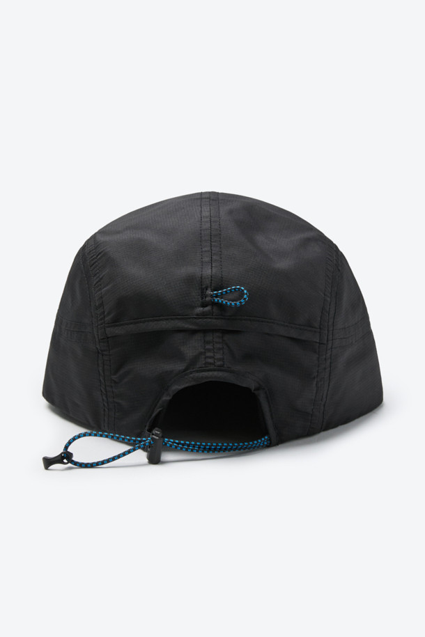 블랙 색상의 6패널 라이트 캠프캡입니다. 아웃도어 활동과 일상에서 모두 활용 가능하며, 봄, 여름, 가을 계절에 적합합니다. 통기성이 뛰어나고 경량 폴리에스테르 소재로 제작되어 쾌적한 착용감을 선사합니다. 6패널 구조, 소프트 챙 설계, 메쉬 안감, 후면 벤틸레이션, 조절 가능한 스트링, 스토퍼, 고리 디테일로 기능성과 디자인을 모두 갖췄습니다. 여행룩, 캠핑룩, 등산룩 등 다양한 TPO에 캐주얼, 고프코어, 스포티 스타일을 더해줍니다.
