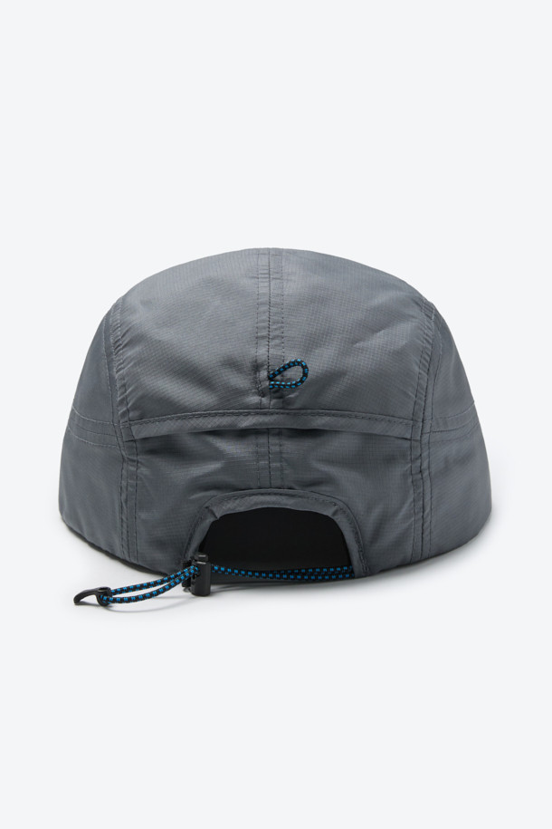 6패널 라이트 캠프캡은 가볍고 통기성이 뛰어난 폴리에스테르 소재로 제작되어 봄, 여름, 가을 계절에 착용하기 좋습니다. 일반적인 모자 깊이와 챙 넓이로 제작되었으며, 부드러운 촉감을 제공합니다. 그레이 컬러에 로고 패턴이 적용되었으며, 얇은 두께로 제작되어 편안한 착용감을 선사합니다. 벤틸레이션, 메쉬 안감, 스트링, 스토퍼, 걸이고리 등의 디자인 장식과 통기성, 경량, 사이즈 조절 기능이 더해져 아웃도어 활동이나 일상생활에서 활용하기 좋습니다. 여행룩, 등산룩, 캠핑룩을 포함한 다양한 TPO에 캐주얼, 고프코어, 미니멀 스타일로 연출할 수 있습니다.
