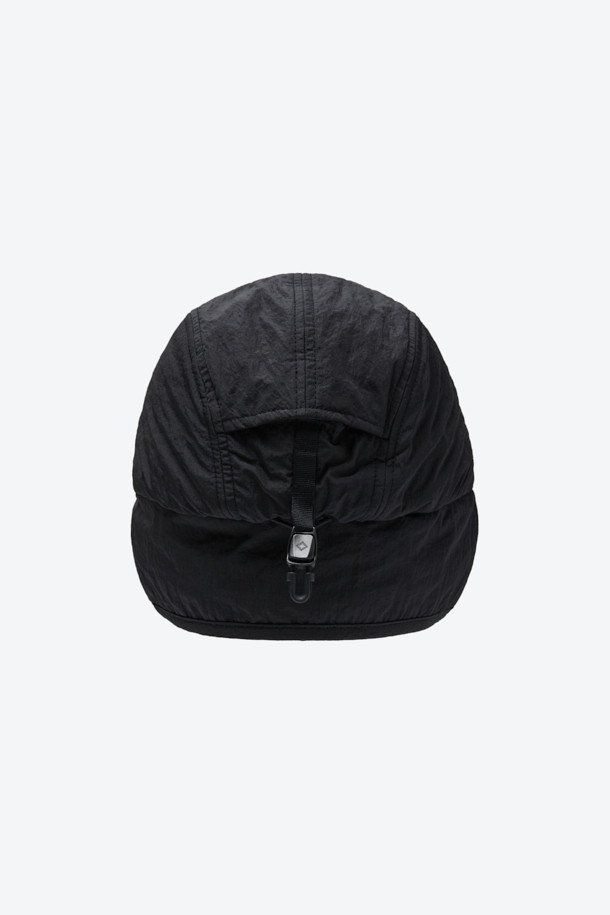 올겨울, 당신의 따뜻함을 책임질 트루퍼 캡입니다. 블랙 컬러의 무지 디자인으로 어떤 스타일에도 쉽게 매치할 수 있으며, 캐주얼, 고프코어, 미니멀 스타일 연출에 적합합니다. 깊은 모자 깊이와 중간 챙 넓이로 보온성과 스타일을 모두 잡았으며, 부드러운 나일론 소재와 두꺼운 두께, 기모 및 패딩 안감으로 뛰어난 착용감을 선사합니다. 방풍 기능과 사이즈 조절 스트링, 스토퍼는 물론, 이어플랩 장착 및 탈착이 가능하여 더욱 실용적입니다. 일상, 아웃도어 활동은 물론 등산룩과 캠핑룩에도 활용해 보세요.
