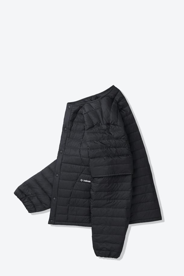 가을, 겨울 시즌 활용도가 높은 디테처블 미드레이어 경량 다운 재킷입니다. 블랙 색상의 무지 디자인으로 미니멀하고 스포티한 스타일을 연출하며, 일상 및 아웃도어 활동에 적합합니다. 가볍고 부드러운 나일론 소재와 얇은 두께감으로 편안한 착용감을 선사합니다. 소매 탈부착이 가능하며, 800 필파워 구스다운, 발수 가공, RDS 인증, 포터블백 수납 기능으로 휴대성과 보온성을 높였습니다. 여행룩, 출근룩 등 다양한 TPO에 미니멀, 스포티, 클래식 스타일로 매치하여 활용해보세요.
