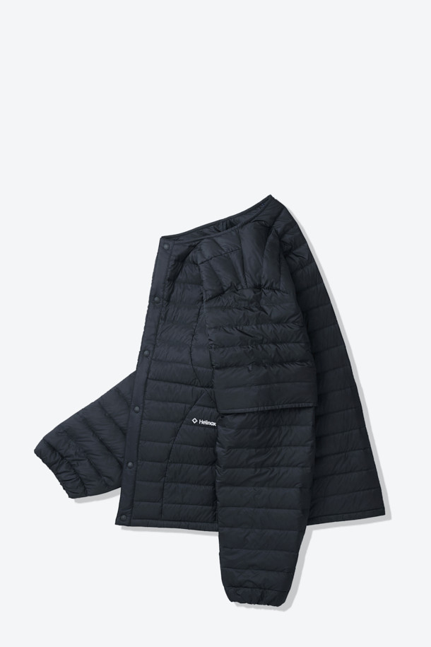 가볍고 따뜻한 탈부착 미드레이어 경량 다운 재킷입니다. 800 필파워 구스다운 충전재와 발수가공 처리를 하여 가을, 겨울철에도 쾌적하게 착용 가능합니다. RDS 인증을 받은 윤리적인 다운을 사용했으며, 포터블 백에 넣어 간편하게 휴대할 수 있습니다. 미니멀하고 스포티한 디자인으로 일상, 아웃도어, 여행 등 다양한 TPO에 활용 가능합니다. 블랙 컬러의 무지 스타일로 어떤 스타일에도 쉽게 매치할 수 있는 활용도 높은 아이템입니다.
