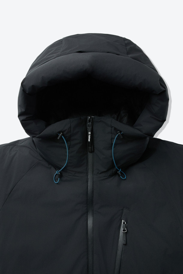 논퀼팅 헤비 다운자켓은 겨울철 일상 및 아웃도어 활동에 적합한 남녀 공용 다운자켓입니다. 미니멀한 스타일의 무지 디자인으로, 800 필파워 구스다운과 20데니어 2레이어 나일론 원단을 사용하여 두꺼운 두께감으로 뛰어난 보온성을 제공합니다. 논퀼팅 디자인과 발수, 방풍 기능을 갖춰 추운 날씨에도 쾌적하게 착용 가능하며, RDS 인증을 받아 윤리적인 소비를 지향합니다. 레귤러핏으로 편안한 착용감을 선사하며, 겨울 데일리룩, 여행룩에 미니멀, 클래식, 캐주얼 스타일을 더해줍니다.
