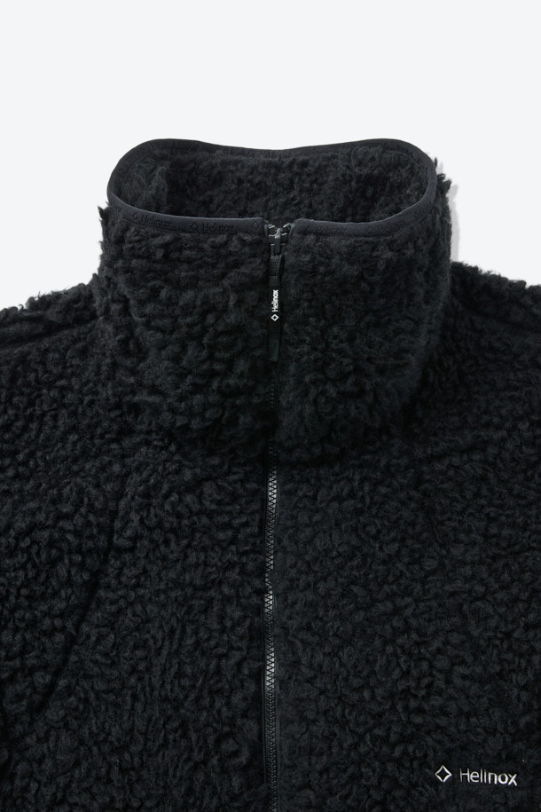 미니멀한 디자인과 뛰어난 보온성을 자랑하는 울 플리스 재킷입니다. 부드러운 촉감의 울 플리스 소재로 제작되어 가을, 겨울철 일상 및 아웃도어 활동에 적합합니다. 하이넥 디자인과 2WAY 지퍼 여밈으로 실용성을 더했으며, 이클립스 로고 모티브와 우븐 하단 디테일이 세련된 포인트를 더합니다. 레귤러핏으로 제작되어 편안한 착용감을 선사하며, 셋업 스타일링도 가능하여 출근룩과 캠핑룩 등 다양한 TPO에 활용할 수 있습니다. 땀 냄새 억제, 습도 조절 기능으로 쾌적한 착용감을 유지합니다.
