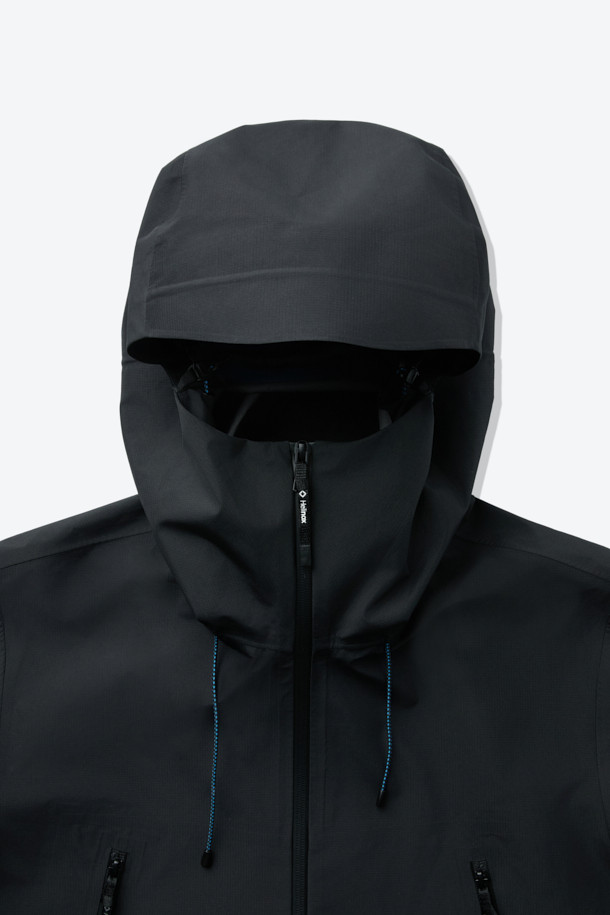 3L 하드쉘 재킷은 아웃도어 활동, 하이킹, 등산에 적합한 남녀 공용 방수/방풍 재킷입니다. 미니멀하고 스포티한 스타일의 블랙 색상 무지 디자인으로, 겨울철 두꺼운 두께감으로 보온성을 높였습니다. 3레이어 구조, 내수압 20,000mm, 투습 기능, 에어쉴드 후드, 사이드 벤틸레이션을 갖춰 쾌적한 착용감을 제공합니다. YKK 방수 지퍼와 이중 포켓으로 실용성을 더했으며, 레귤러 핏과 긴 소매 기장으로 활동성을 높였습니다. 등산룩, 캠핑룩 등 다양한 TPO에 활용 가능합니다.
