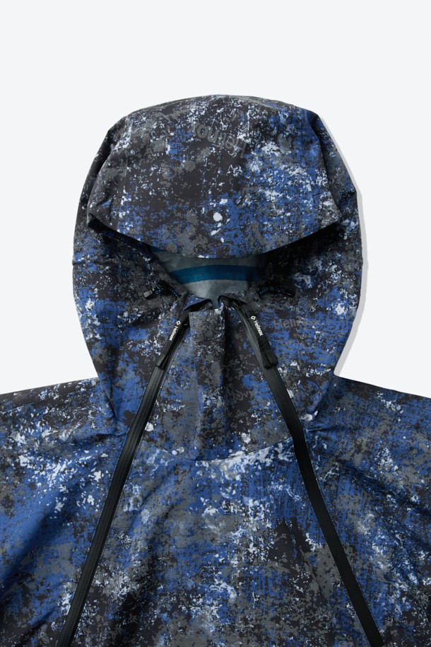 리플렉티브 2.5L 듀얼판초는 하이킹, 캠핑, 트레킹, 백패킹 등 다양한 아웃도어 활동에 적합한 판초입니다. 블루, 네이비 두 가지 색상으로 제공되며, 봄, 여름, 가을 계절에 착용하기 좋습니다. 얇고 가벼운 2.5L 멤브레인 소재에, 방수, 투습, 발수 기능을 갖춰 쾌적한 착용감을 제공합니다. 롱 기장에 오버핏 또는 루즈핏으로 편안하게 착용 가능하며, 지퍼형과 스냅 여밈 방식으로 편리합니다. 반사 기능을 갖춘 리플렉티브 디자인으로 야간 활동 시 안전성을 높였으며, 타프 형태로 변형하여 활용할 수도 있습니다.
