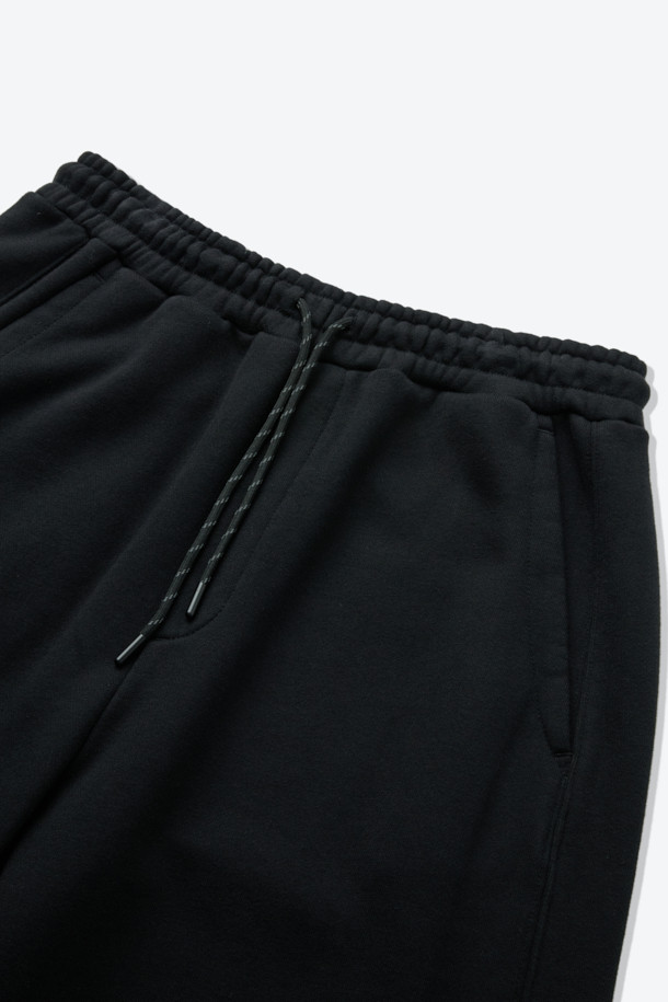 **스웨트 커브드 팬츠**는 미니멀하고 스포티한 스타일을 연출하는 데 적합한 남녀 공용 스웨트 팬츠입니다. 블랙 컬러의 무지 디자인으로 어떤 상의에도 쉽게 매치할 수 있으며, 두꺼운 면 소재로 제작되어 부드러운 촉감을 선사합니다. 허리 및 밑단 스트링, 절개 디테일, 이클립스 형상화 디자인이 돋보이며, 커브드 핏과 조거핏으로 편안하면서도 세련된 핏을 제공합니다. 집콕룩, 산책룩, 여행룩 등 다양한 TPO에 활용 가능하며, 봄, 가을 시즌에 활용하기 좋습니다.
