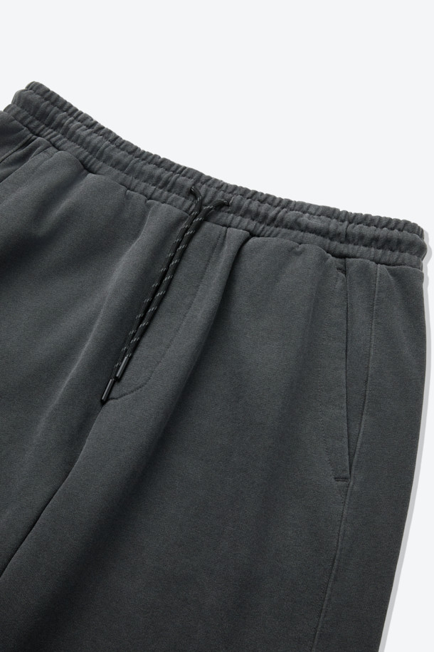 부드러운 면 소재의 스웨트 커브드 팬츠입니다. 루즈핏 반바지로, 봄, 가을에 편안하게 착용하기 좋습니다. 허리 및 밑단 스트링으로 핏 조절이 용이하며, 시그니처 절개 라인과 이클립스 형상화 디자인이 돋보입니다. 미니멀, 캐주얼, 클래식 스타일을 모두 소화할 수 있으며, 집콕룩, 산책룩, 여행룩 등 다양한 TPO에 활용 가능합니다. 두꺼운 두께감으로 포근함을 더했습니다.
