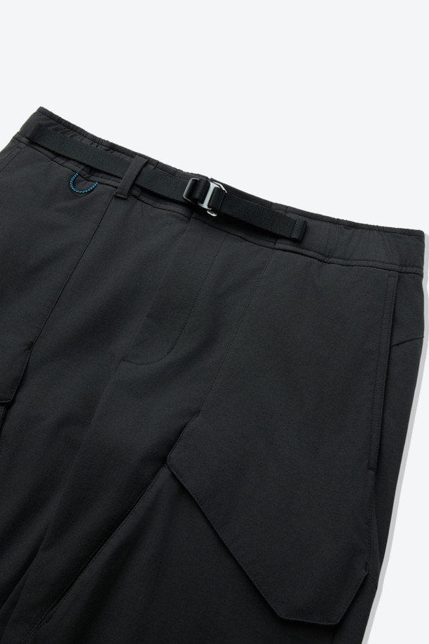 입체 하이커 팬츠는 남녀 공용으로, 블랙 색상의 사계절용 긴 바지입니다. 면과 스판덱스 혼방 소재로 제작되어 부드러운 촉감과 편안한 착용감을 제공하며, 레귤러핏으로 다양한 체형에 잘 어울립니다. 아웃도어 및 캐주얼 스타일을 연출하기 좋으며, 하이킹, 트레킹, 캠핑, 일상생활 등 다용도로 활용 가능합니다. 허리 인서트 벨트와 퀵릴리즈 버클 시스템, 카고 포켓을 갖춰 실용성을 높였으며, 무릎 활동성을 고려한 입체 설계로 활동성을 극대화했습니다.
