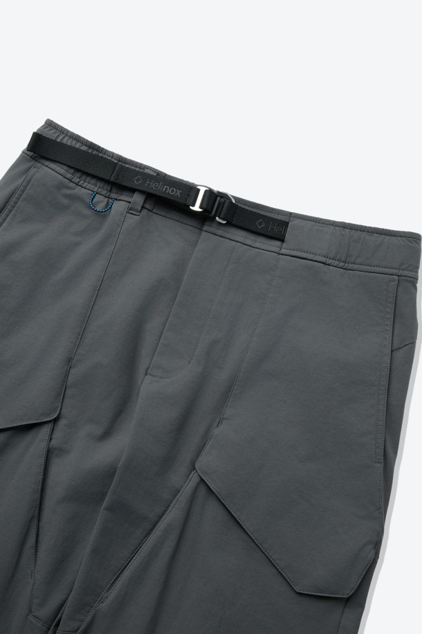 입체 하이커 팬츠는 하이킹, 캠핑, 일상에서의 활동성을 높여주는 바지입니다. 부드러운 면과 스판덱스 혼방 소재로 제작되어 편안한 착용감을 제공하며, 레귤러 핏으로 안정적인 실루엣을 연출합니다. 입체 설계 및 무릎 활동성을 고려한 패턴, 허리 인서트 벨트 시스템과 퀵릴리즈 버클, 사선 구조 카고 포켓 등 아웃도어 활동에 적합한 기능성을 갖추었습니다. 캐주얼, 고프코어, 미니멀 스타일을 모두 소화할 수 있는 그레이 색상의 긴 바지로, 캠핑룩, 등산룩, 여행룩에 활용하기 좋습니다.
