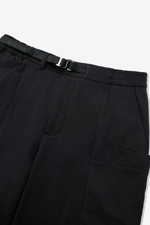 간절기부터 초여름까지 활용하기 좋은 코튼 혼방 루즈 핏 캠프 카고 팬츠입니다. 블랙 컬러에 면, 폴리에스테르, 나일론 혼방 소재로 제작되어 부드러운 촉감을 선사합니다. 넉넉한 루즈 핏으로 편안함을 강조했으며, 디본딩 처리된 소재와 카고 포켓 디테일이 돋보입니다. 퀵 릴리즈 허리 인서트 벨트와 사이즈 조절 기능으로 활동성을 높였으며, 여행룩, 캠핑룩, 등산룩 등 다양한 TPO에 캐주얼, 워크웨어, 고프코어 스타일로 연출하기 좋습니다.
