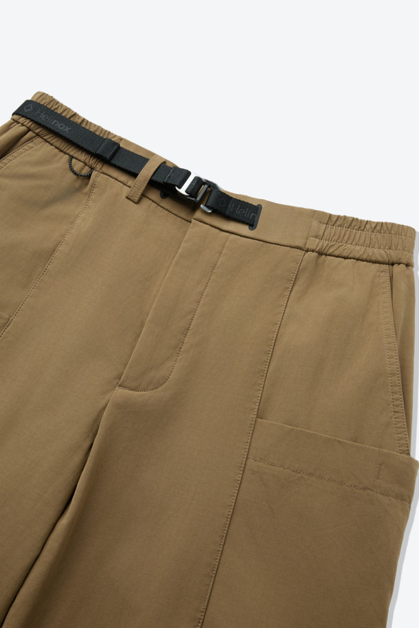 부드러운 촉감이 돋보이는 코튼 혼방 루즈 핏 캠프 카고 팬츠입니다. 간절기에 적합하며, 캐주얼, 미니멀, 워크웨어 스타일을 모두 아우르는 디자인입니다. 브라운 컬러의 무지 디자인으로, 여행룩이나 캠핑룩에 활용하기 좋습니다. 디본딩 소재와 카고 포켓 디테일이 특징이며, 퀵 릴리즈 허리 인서트 벨트와 사이즈 조절 기능으로 편안한 착용감을 선사합니다. 면, 폴리에스터, 나일론 혼방 소재로 제작되어 튼튼하며, 루즈 핏으로 편안하게 활동할 수 있습니다.
