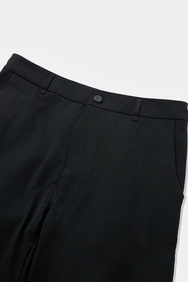 "트랜스폼 듀얼 팬츠"는 간절기에 적합한 남녀 공용 슬림핏 긴바지입니다. 블랙 색상으로, 하이킹, 캠핑, 일상생활 등 다양한 용도로 활용 가능합니다. 면, 폴리에스테르, 나일론 혼방의 두꺼운 소재를 사용하여 내구성을 높였으며, 벤틸레이션 메쉬 패널과 2WAY 사이드 지퍼, 모듈형 구조, 디본딩 원단 등의 특징으로 기능성을 더했습니다. 스포티, 캐주얼, 고프코어 스타일을 모두 소화하며, 캠핑룩, 등산룩, 여행룩에 매치하기 좋습니다. 통기, 사이즈 조절, 환기 기능으로 쾌적한 착용감을 제공합니다.
