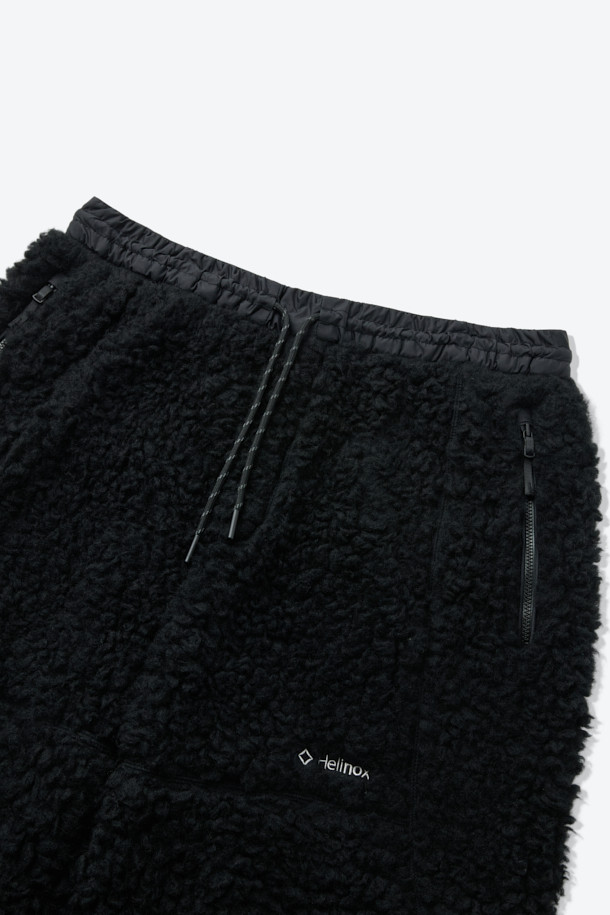 이탈리아 프리미엄 원단과 울 35% 혼방으로 제작되어 부드러운 촉감과 뛰어난 보온성을 자랑하는 울 플리스 팬츠입니다. 일상, 아웃도어 활동은 물론, 출근룩과 캠핑룩에도 잘 어울리는 캐주얼, 미니멀, 클래식 스타일의 제품입니다. 두꺼운 두께감으로 가을, 겨울 시즌에 따뜻하게 착용할 수 있으며, 땀 냄새 억제 및 습도 조절 기능으로 쾌적함을 유지합니다. 이클립스 로고 모티브의 절개 라인이 돋보이는 세미-테크니컬 디자인으로, 밴딩 처리되어 편안한 착용감을 제공합니다. 블랙 컬러의 무지 디자인으로 어떤 상의와도 쉽게 매치하여 다양한 스타일을 연출할 수 있습니다.
