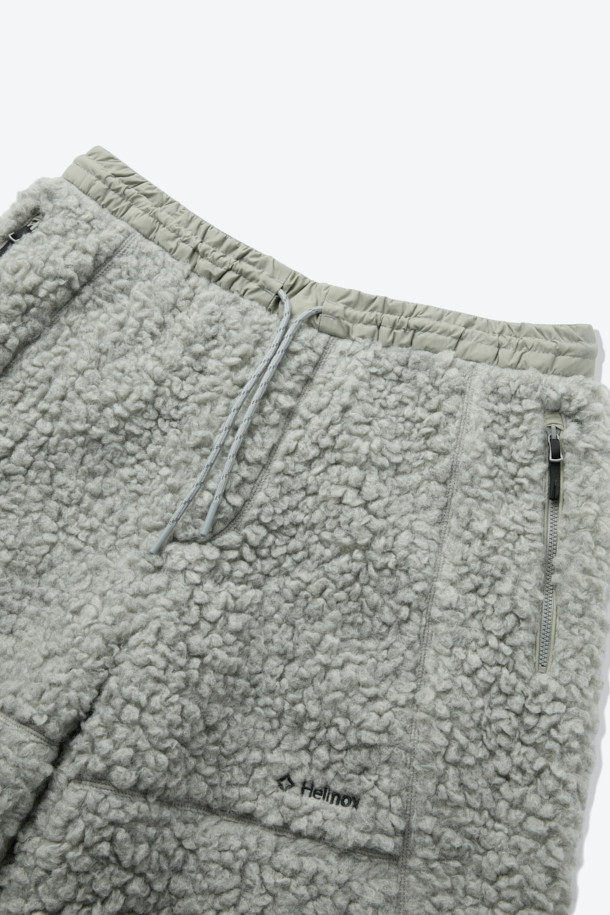 이탈리아 프리미엄 원단으로 제작된 울 플리스 팬츠입니다. 울 35% 함유로 부드러운 촉감과 따뜻함을 선사하며, 가을과 겨울철 일상 및 아웃도어 활동에 적합합니다. 루즈핏 디자인으로 편안한 착용감을 제공하며, 이클립스 형상화 절개 라인으로 스포티하면서도 캐주얼한 스타일을 연출합니다. 땀 냄새 억제 기능과 습도 조절 기능은 쾌적함을 유지해주며, 밴딩 처리로 활동성을 높였습니다. 출근룩부터 캠핑룩까지, 다채로운 스타일을 소화하는 울 플리스 팬츠를 만나보세요.
