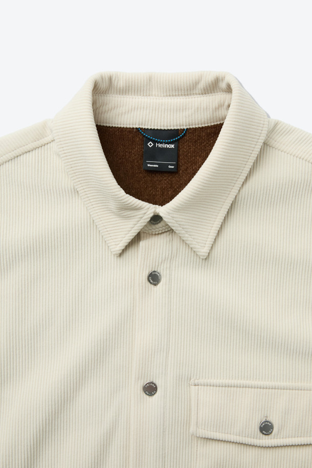 따뜻하고 포근한 겨울을 위한 코듀로이 셔츠입니다. 베이지와 아이보리 두 가지 색상으로 출시되어 어떤 스타일에도 매치하기 용이합니다. 두꺼운 두께감의 코듀로이와 폴리에스테르 혼방 소재로 제작되어 보온성과 통기성을 동시에 갖췄으며, 안감은 OCTA 소재를 사용하여 쾌적한 착용감을 제공합니다. 루즈핏으로 편안한 착용감을 선사하며, 캠핑룩, 클래식, 미니멀, 캐주얼 등 다양한 스타일 연출에 활용할 수 있습니다. 아웃포켓 디테일과 빠른 건조 기능은 실용성을 더합니다.
