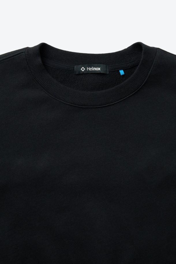 이클립스 로고 디자인이 돋보이는 블랙 컬러의 남녀 공용 스웨트 맨투맨입니다. 두꺼운 면 소재로 제작되어 보온성이 뛰어나 봄, 가을, 겨울 사계절 내내 활용 가능합니다. 레귤러 핏에 긴 소매, 라운드넥 디자인으로 캐주얼, 스포티, 미니멀 스타일을 모두 소화할 수 있습니다. 일상복뿐만 아니라 캠핑룩으로도 적합하며, 절개 디테일이 밋밋함을 덜어줍니다.
