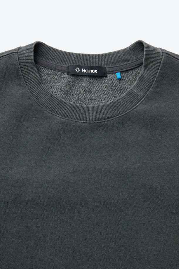 이클립스 로고 스웨트 맨투맨은 캐주얼, 미니멀, 클래식 스타일을 아우르는 공용 의류입니다. 차콜 그레이 색상의 레귤러핏 긴소매 맨투맨으로, 간절기와 겨울철에 적합하며 일상 및 캠핑룩에 활용하기 좋습니다. 면 소재로 제작되어 편안한 착용감을 선사하며, 라운드넥 디자인에 로고 패턴이 돋보입니다. 이클립스 로고 형상화 절개 라인과 소매 부리 디테일, 그리고 견고한 봉제 마감으로 완성도를 높였습니다. 사계절 활용 가능한 적당한 두께감으로 실용성을 더했습니다.
