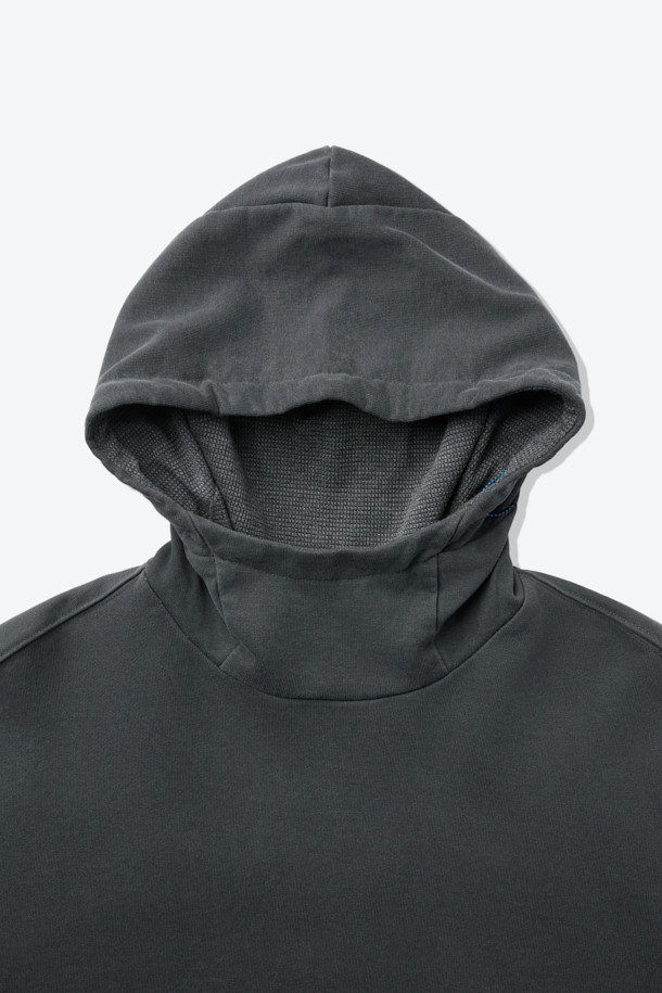 차콜 그레이 컬러의 피그먼트 로고 후디입니다. 부드러운 면 소재로 제작되어 편안한 착용감을 선사하며, 루즈핏 디자인으로 활동성을 높였습니다. 캠핑룩, 캐주얼, 고프코어, 미니멀 스타일 연출에 적합하며, 봄, 가을, 겨울철에 활용하기 좋습니다. 알루미늄 후드 스토퍼와 이클립스 절개 라인 디테일이 돋보이며, 팬츠와 셋업으로 트렌디하게 연출할 수 있습니다. 두꺼운 두께감으로 따뜻함을 더했습니다.
