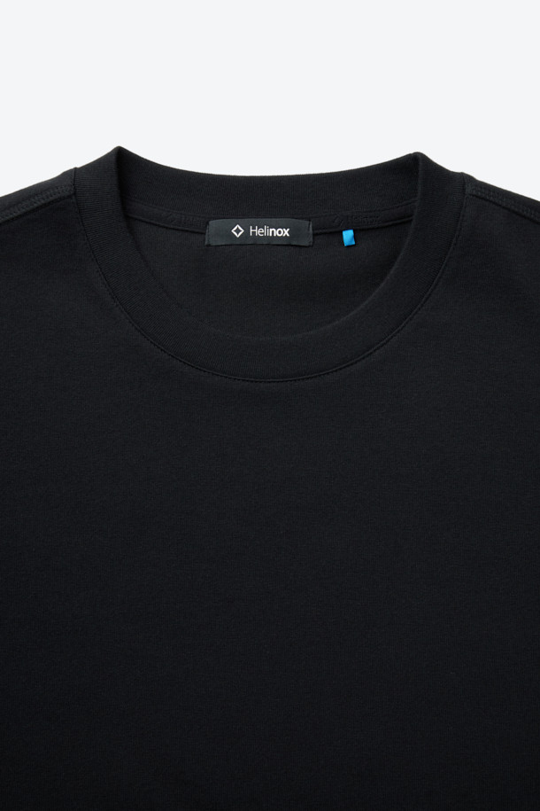 빅로고 긴팔 티셔츠는 베이직한 스타일의 블랙 컬러 긴팔 티셔츠입니다. 면과 폴리에스터 혼방 소재로 제작되어 흡습 및 속건 기능이 뛰어나 일상생활과 가을, 봄철 아웃도어 활동에 적합합니다. 라운드넥 디자인에 넥라인 요크테이프 보강, 시보리 소매 처리, 등판 빅 로고 디자인으로 포인트를 더했습니다. 캐주얼, 미니멀, 클래식 스타일을 즐겨 입는 분들께 산책룩, 가을 나들이룩으로 추천합니다. 베이직 핏으로 편안하게 착용할 수 있습니다.
