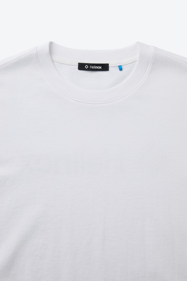 베이직한 스타일의 빅 로고 긴팔 티셔츠입니다. 면과 폴리에스테르 혼방 소재로 제작되어 흡습 및 속건 기능이 뛰어나 쾌적한 착용감을 제공합니다. 라운드넥 디자인에 넥라인 요크테이프 보강 및 시보리 소매 처리가 되어 있으며, 등판에 로고가 포인트로 디자인되었습니다. 봄, 가을 시즌에 일상, 아웃도어 활동은 물론 출근룩으로도 활용하기 좋은 캐주얼, 미니멀, 클래식 스타일의 아이템입니다.
