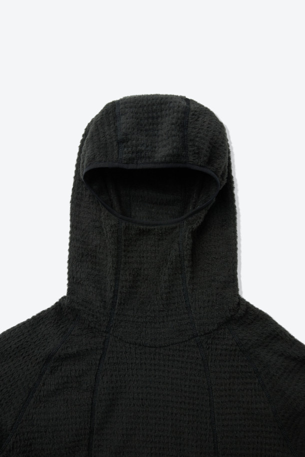 폴라텍 알파 다이렉트 후디는 아웃도어 및 등산 활동에 적합한 남녀 공용 상의입니다. 블랙 컬러의 무지 디자인으로 스포티하고 테크니컬한 스타일을 연출하며, 가을, 겨울 시즌에 착용하기 좋습니다. 폴라텍 알파 다이렉트 소재를 사용하여 보온, 투습, 경량, 통기성을 갖췄으며, 레귤러핏과 일체형 후드로 편안한 착용감을 제공합니다. Hand Loop 디테일, 이클립스 절개, 가이룹빠 봉제 등의 특징으로 기능성을 높였으며, 등산룩, 캠핑룩, 고프코어 및 미니멀 스타일 연출에 활용하기 좋습니다. 긴소매와 두꺼운 두께감으로 추운 날씨에도 따뜻하게 몸을 보호해 줍니다.
