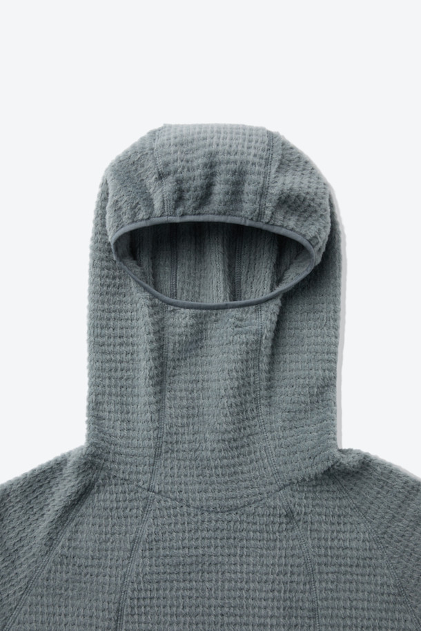 폴라텍 알파 다이렉트 후디는 아웃도어 활동과 등산에 적합한 남녀 공용 상의입니다. 두꺼운 두께감으로 겨울과 가을철 따뜻함을 제공하며, 부드러운 촉감의 폴라텍 알파 다이렉트 소재를 사용하여 편안한 착용감을 선사합니다. 통기성과 보온 기능이 뛰어나 활동적인 움직임에도 쾌적함을 유지하며, 레귤러핏과 일체형 후드 디자인으로 스포티하고 테크니컬한 스타일을 연출합니다. Hand Loop 디테일, 이클립스 절개 디자인, 가이룹빠 봉제 등의 특징으로 기능성과 디자인을 모두 갖춘 제품입니다.
