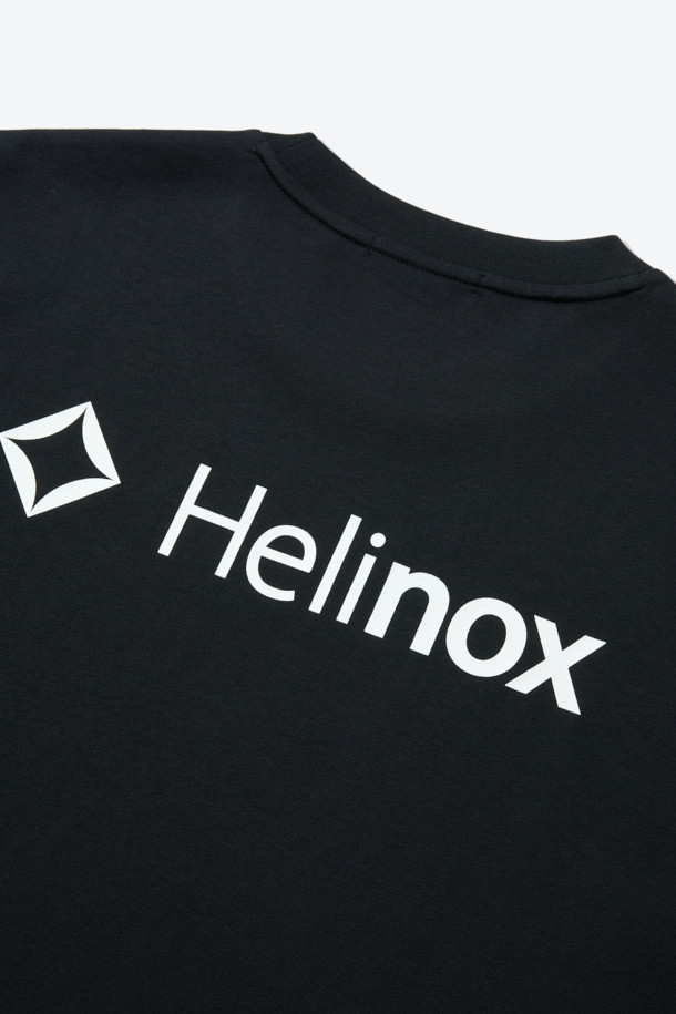 블랙 색상의 빅로고 반팔 티셔츠입니다. 면과 폴리에스테르 혼방 소재로 제작되어 부드러운 촉감과 흡습, 속건 기능을 제공합니다. 라운드넥에 베이직 핏, 레귤러 기장으로 편안하게 착용 가능하며, 봄, 여름 시즌에 적합합니다. 등판에 빅 로고 프린팅이 돋보이며, 요크테이프 넥라인 보강으로 튼튼하게 제작되었습니다. 형태 유지력이 뛰어나 미니멀하고 캐주얼한 스타일을 연출하기 좋습니다.
