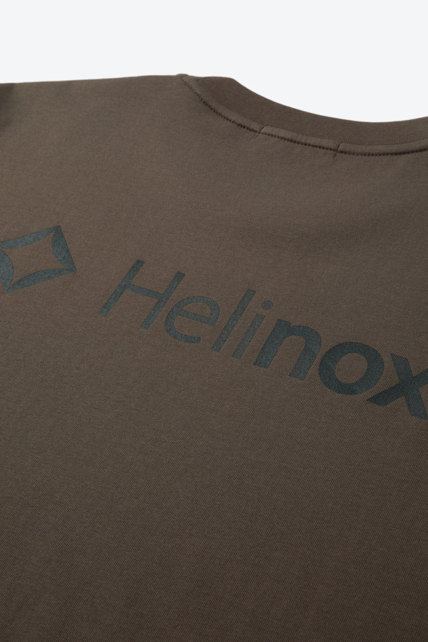 부드러운 면과 폴리에스테르 혼방 소재로 제작된 빅 로고 반팔 티셔츠입니다. 베이직하고 미니멀한 스타일로, 일상생활과 가벼운 아웃도어 활동에 적합합니다. 라운드넥 디자인에 얇은 두께감으로 편안한 착용감을 선사하며, 흡습 및 속건 기능으로 쾌적함을 유지합니다. 넥라인 요크테이프 보강으로 늘어짐을 방지하며, 등판 빅 로고 프린팅으로 포인트를 더했습니다. 여행룩, 산책룩 등 다양한 TPO에 캐주얼하고 클래식하게 연출할 수 있습니다.
