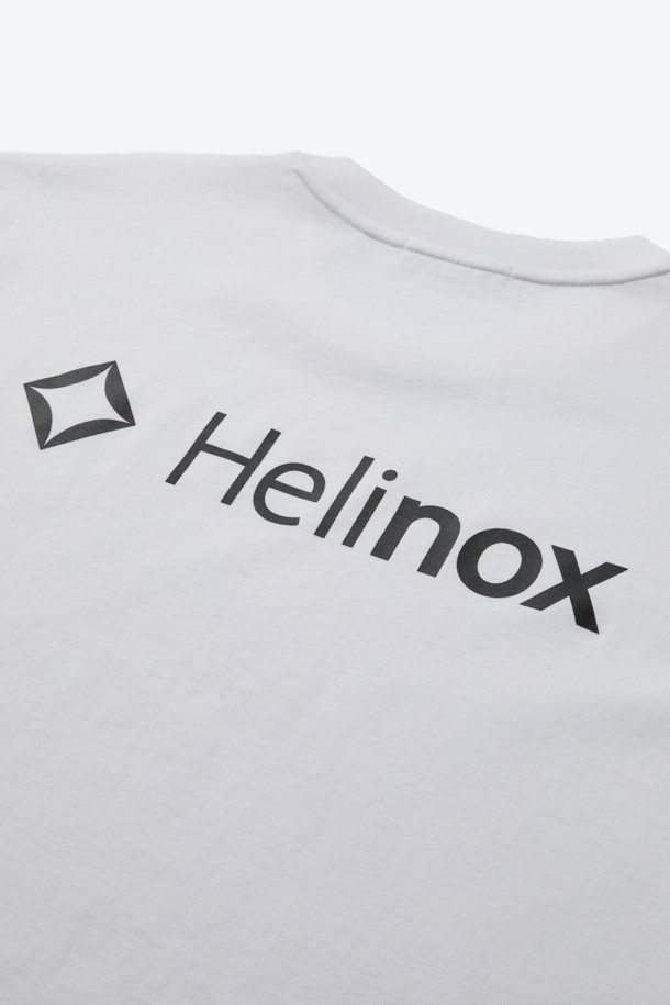 베이직한 디자인의 빅 로고 반팔 티셔츠입니다. 면과 폴리에스터 혼방 소재로 제작되어 부드러운 촉감과 흡습, 속건 기능을 제공하며 봄, 여름 시즌에 적합합니다. 라운드넥에 레귤러 기장으로 제작되었으며, 넥 라인 요크 테이프 보강으로 늘어짐을 방지하고 형태 유지력을 높였습니다. 등판에는 브랜드 로고 프린팅으로 포인트를 더했으며, 미니멀, 캐주얼, 클래식 스타일을 즐겨 입는 분들께 추천합니다. 여행룩, 산책룩 등 다양한 TPO에 활용 가능합니다.
