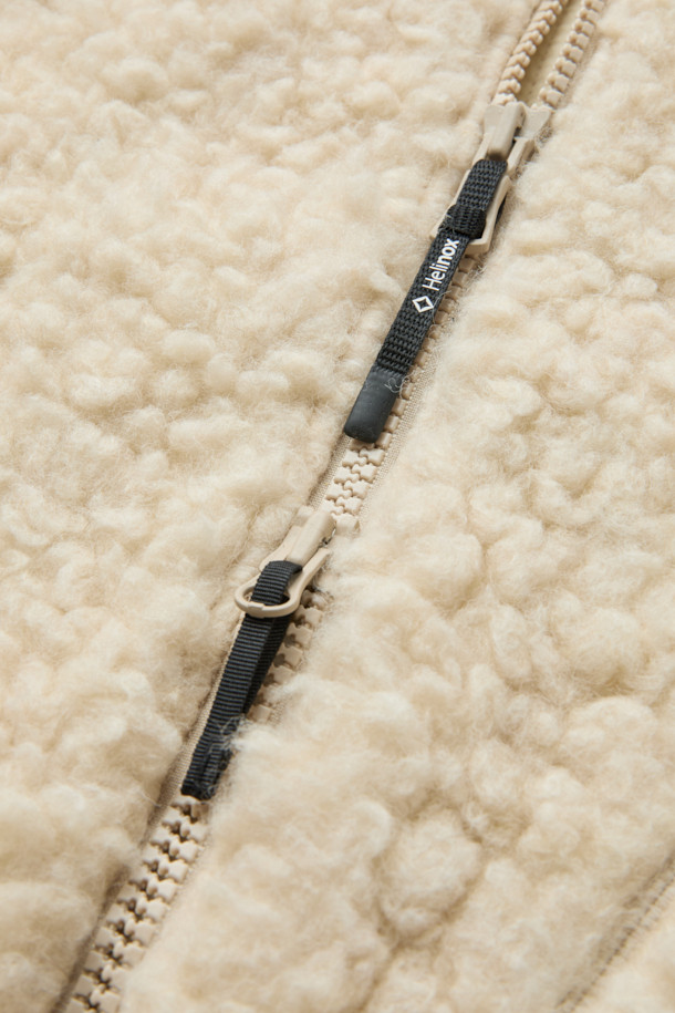 이탈리아 프리미엄 울 플리스 원단으로 제작된 울 플리스 베스트입니다. 아이보리와 베이지 두 가지 색상으로 출시되었으며, 캠핑, 아웃도어 활동은 물론 일상에서도 활용하기 좋습니다. 울 35% 혼방으로 보온성과 습도 조절 기능을 갖춰 가을, 겨울철 따뜻하게 착용할 수 있습니다. 하이넥 디자인과 레귤러핏으로 미니멀하고 캐주얼한 스타일을 연출하며, 이클립스 디테일 포켓과 곡선 절개 라인으로 디자인 포인트를 더했습니다. 집업 방식으로 간편하게 착용 가능하며, 부드러운 촉감과 소취 기능으로 쾌적함을 유지합니다.
