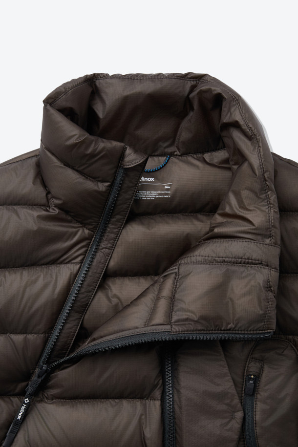 이클립스 팩 다운베스트는 가을, 겨울철 아웃도어 및 일상에서 활용하기 좋은 남녀 공용 다운 베스트입니다. 800 필파워 유러피안 구스 다운 충전재를 사용하여 가볍고 따뜻하며, 뛰어난 보온성과 방풍, 발수 기능을 제공합니다. 미니멀하고 스포티한 디자인에 무지 패턴의 블랙 컬러로, 여행, 캠핑, 등산 등 다양한 TPO에 활용하기 좋습니다. 레귤러핏으로 편안한 착용감을 선사하며, 비대칭형 지퍼와 포터블 백 구조, RDS 인증을 통해 기능성과 디자인을 모두 잡았습니다. 부드러운 나일론 소재로 제작되어 우수한 촉감을 느낄 수 있습니다.
