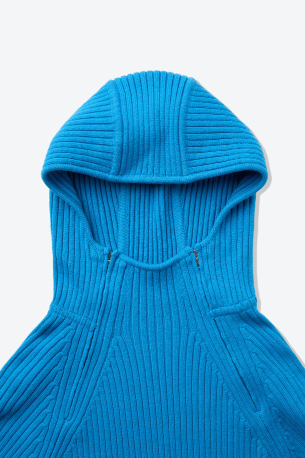 블루 컬러의 울 혼방 후드 니트입니다. 울 37% 함유로 부드러운 촉감과 뛰어난 보온성을 제공하며, 가을, 겨울철에 따뜻하게 착용할 수 있습니다. 레귤러핏으로 제작되었으며, 캐주얼 및 스포티 스타일을 연출하기 좋습니다. 벤틸레이션 넥 지퍼와 사이드 벤틸레이션 지퍼 디테일이 돋보이며, 무지 디자인으로 미니멀한 무드를 더했습니다. 일상 및 아웃도어 활동 모두에 적합한 실용적인 아이템입니다.
