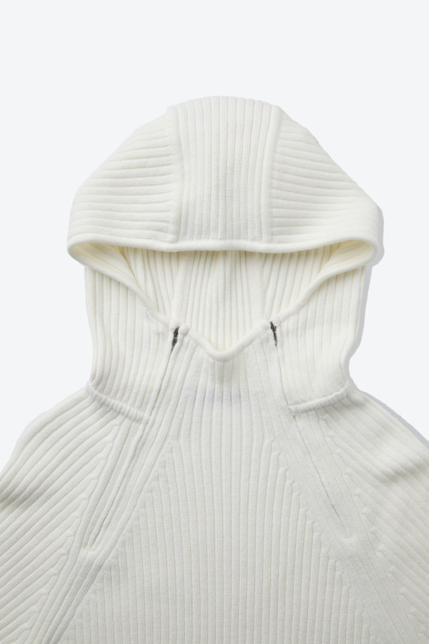 찬 바람에도 끄떡없는 울 혼방 후드 니트입니다. 부드러운 촉감의 울(37%) 혼방 소재로 제작되어 보온성이 뛰어나 겨울철에도 따뜻하게 착용할 수 있습니다. 벤틸레이션 넥 지퍼와 사이드 벤틸레이션 지퍼 디테일로 활동성을 높였으며, 캐주얼, 스포티, 미니멀 스타일을 모두 소화 가능합니다. 일상생활은 물론 캠핑룩으로도 활용하기 좋은 실용적인 아이템입니다. 레귤러핏과 무지 디자인의 화이트 컬러로 어디에나 매치하기 용이합니다.
