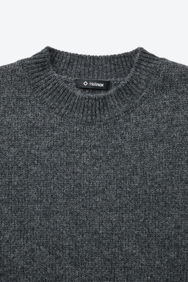 다크 그레이와 라이트 그레이 투톤 컬러 배색이 돋보이는 울 혼방 니트입니다. 울 82%와 나일론 18% 혼방으로 제작되어 부드러운 촉감과 뛰어난 보온성을 자랑하며, 통기성과 소취 기능까지 갖춰 겨울철에도 쾌적하게 착용할 수 있습니다. 라운드넥과 레귤러핏 디자인으로, 일상복은 물론 캠핑룩, 출근룩 등 다양한 TPO에 활용 가능하며, 캐주얼, 클래식, 미니멀 스타일을 모두 소화합니다. 긴 소매 기장의 두꺼운 두께감으로 추운 날씨에도 따뜻하게 몸을 감싸줍니다. 데일리 니트웨어이자 이너와 아우터 모두 활용 가능한 실용적인 아이템입니다.
