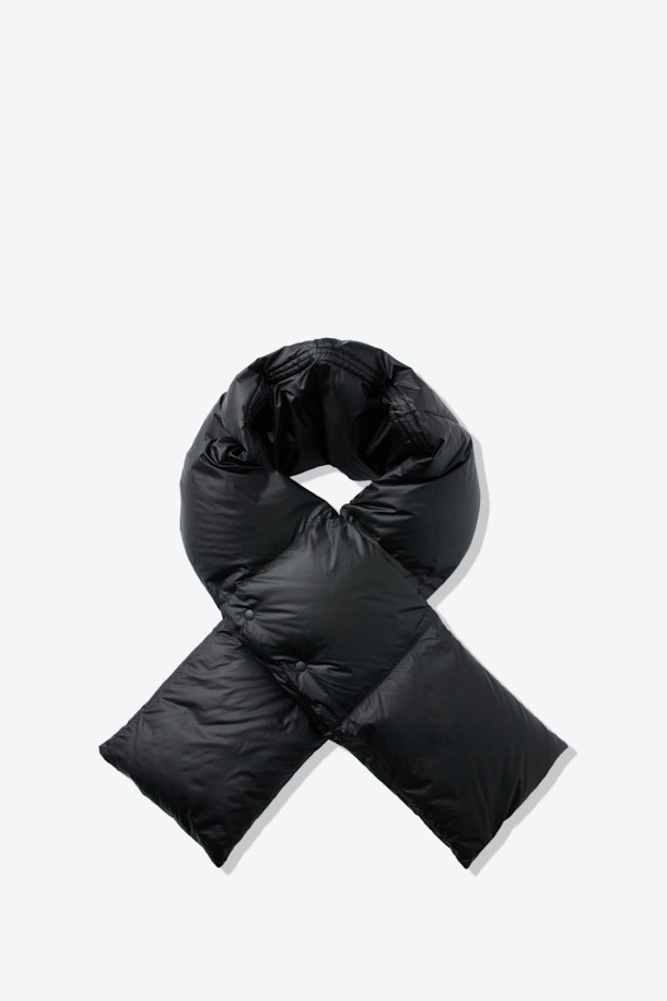 유러피안 구스다운 80:20 충전재와 700 필파워를 자랑하는 블랭킷 구스 다운 머플러입니다. 뛰어난 보온성을 제공하며, 겨울철 일상, 아웃도어, 캠핑 활동에 적합합니다. 가볍고 압축 가능한 패커블 기능으로 휴대성을 높였으며, 스냅 버튼으로 간편하게 여밀 수 있습니다. RDS 인증을 받은 안심하고 사용할 수 있는 제품으로, 블랭킷과 숄 형태로 변형 가능하여 다양한 스타일을 연출할 수 있습니다. 블랙 색상의 무지 디자인으로 미니멀, 클래식, 고프코어 스타일을 즐기는 분들께 추천합니다.
