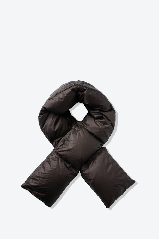 블랭킷 구스 다운 머플러는 겨울철 따뜻함과 스타일을 책임지는 필수 아이템입니다. 유러피안 구스다운 80:20 충전재와 700 필파워로 뛰어난 보온성을 제공하며, RDS 인증을 받아 윤리적인 소비를 지향합니다. 가볍고 압축 가능한 디자인으로 휴대가 간편하며, 손바닥 크기로도 압축되어 아웃도어 활동이나 캠핑 시에도 유용합니다. 블랙 컬러의 무지 디자인에 스냅 여밈 방식으로 깔끔함을 더했으며, 블랭킷 또는 숄 형태로 변형하여 다양한 스타일을 연출할 수 있습니다. 리사이클 나일론 원단을 사용하여 환경까지 생각한, 미니멀, 캐주얼, 고프코어 스타일을 즐기는 당신에게 완벽한 머플러입니다.
