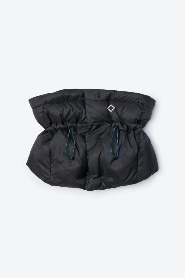 유러피안 8020 구스다운 충전재와 10데니어 발수 나일론 소재를 사용하여 보온성과 경량성을 동시에 잡은 구스다운 넥 워머입니다. 700 필파워 구스다운과 RDS 인증을 통해 품질을 보장하며, 넥 스트링 구조와 2WAY 지퍼로 편리함을 더했습니다. 캠핑룩, 여행룩, 미니멀, 클래식, 고프코어 스타일을 즐기는 분들께 겨울철 필수 아이템입니다. 무지 디자인에 블랙 컬러로 어떤 의상에도 잘 어울리며, 두꺼운 두께감으로 뛰어난 보온성을 제공합니다.
