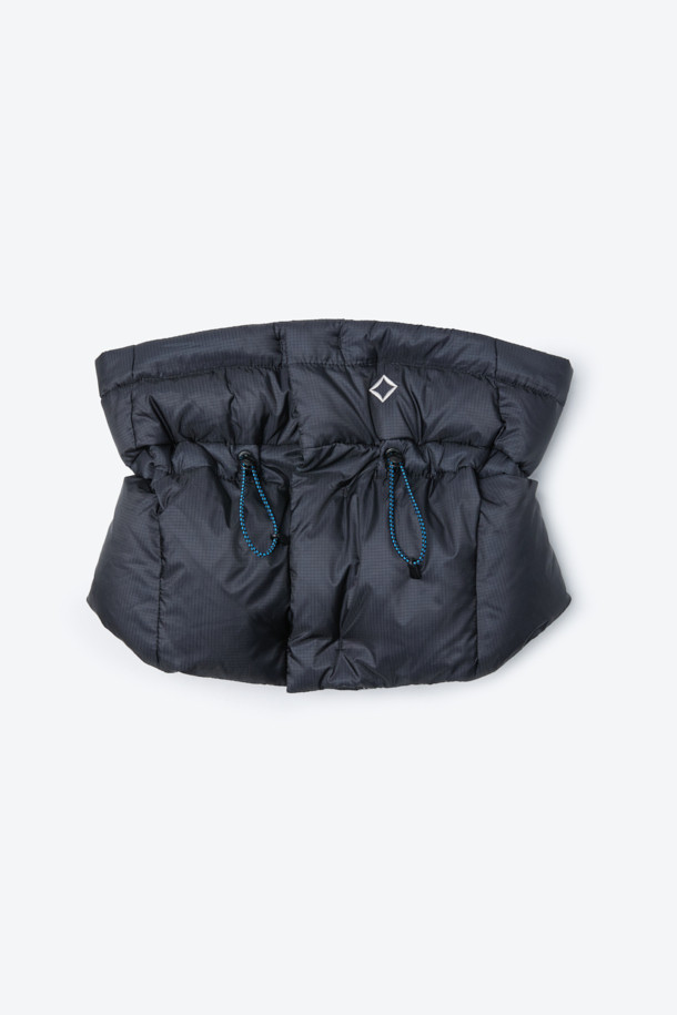 겨울철 추위로부터 당신을 지켜줄 구스다운 넥 워머입니다. 블랙 색상의 무지 디자인으로, 캠핑, 아웃도어 활동은 물론 일상에서도 폭넓게 활용할 수 있습니다. 유러피안 구스다운 80/20, 700 필파워, RDS 인증으로 뛰어난 보온성을 제공하며, 가볍고 방수 기능까지 갖춰 쾌적함을 유지해줍니다. 넥스트링 조절이 가능하며, 2WAY 지퍼를 사용하여 편리하게 착용할 수 있습니다. 미니멀, 클래식, 캐주얼한 캠핑룩에 완벽하게 어울립니다.
