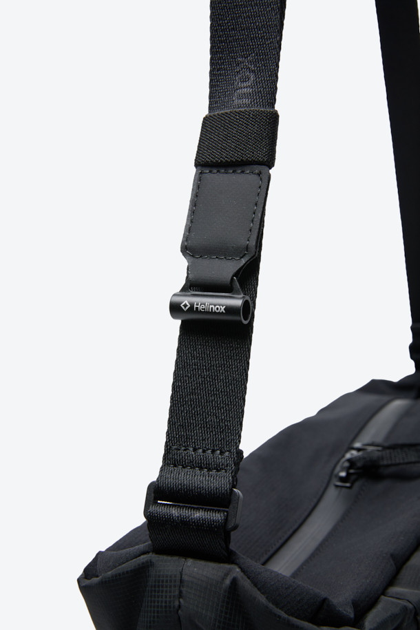 세련된 남성 듀얼 크로스백입니다. 블랙 컬러의 방수 나일론 소재로 제작되어 튼튼하고 실용적입니다. 반원 형태의 미디엄 사이즈 가방으로, 리버서블 구조와 양면 수납공간을 갖춰 실용성을 높였습니다. 이클립스 심볼 패턴과 조절 가능한 스트랩 디자인이 특징이며, 크로스백과 토트백으로 변형이 가능하여 출근룩, 여행룩, 비즈니스 캐주얼 등 다양한 TPO에 활용할 수 있습니다. 미니멀, 캐주얼, 시크한 스타일을 즐기는 남성에게 적합합니다.
