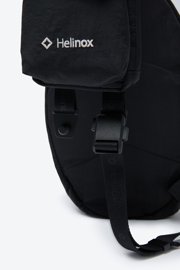 헬리녹스 듀얼 슬링백은 미니멀하고 테크니컬한 스타일을 추구하는 남성 고객을 위한 가방입니다. 블랙 컬러의 나일론 소재로 제작되었으며, 미디엄 사이즈의 원형 디자인에 로고 패턴과 버클 디테일이 특징입니다. 모듈형 구조와 전후면 분리 수납, 좌우 양방향 시스템을 통해 실용성을 높였으며, 버클형 및 지퍼형 잠금 방식으로 소지품의 안전을 더했습니다. 일상 및 아웃도어 활동 모두에 적합하며, 양방향 착용 및 허리 고정 벨트가 있어 편리하게 사용할 수 있습니다.
