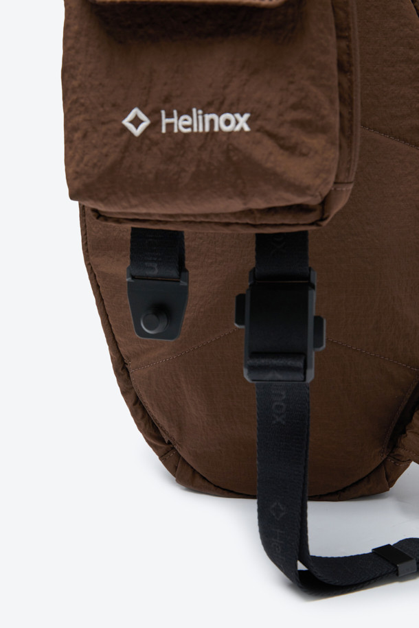 헬리녹스 듀얼 슬링백은 미니멀하고 테크니컬한 스타일을 추구하는 남성을 위한 브라운 컬러의 슬링백입니다. 나일론 소재로 제작되어 미디엄 사이즈로, 로고 패턴과 버클 디자인 장식이 특징입니다. 전후면 분리 수납, 좌우 양방향 시스템, 허리 고정 벨트, 그리고 모듈형 디자인을 통해 기능성을 극대화했습니다. 지퍼형 및 버클형 잠금 방식으로 내용물을 안전하게 보호하며, 일상 및 아웃도어 활동, 특히 여행룩에 적합합니다. 양방향 착용이 가능하며, 전면과 후면에 독립적인 수납공간을 제공하여 실용성을 더했습니다.
