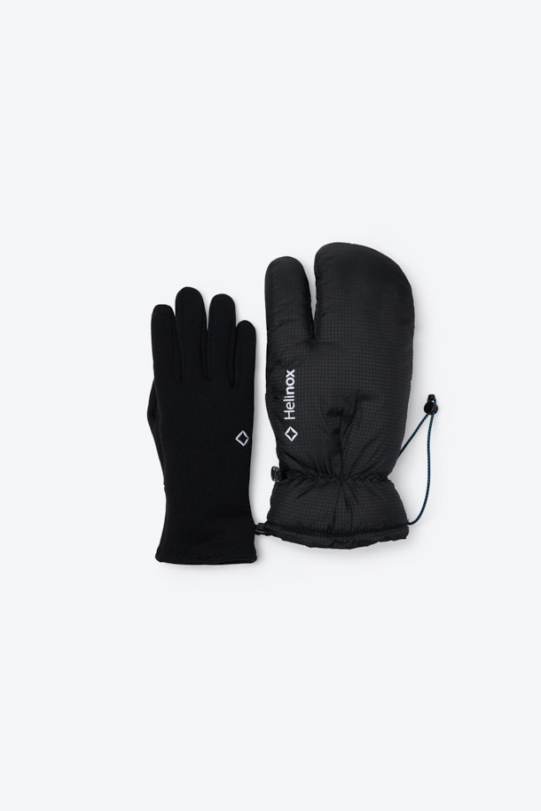 혹한의 추위에도 끄떡없는 듀얼 모듈 방한 장갑입니다. 폴라텍과 프리마로프트 소재를 사용하여 뛰어난 보온성과 방풍, 방수 기능을 제공하며, 겉장갑과 안장갑 분리 가능한 모듈러 구조로 활용성을 높였습니다. 손목 스트링과 클립 링크가 있어 착용감이 뛰어나며, 스마트폰 터치까지 가능해 편리합니다. 아웃도어 활동이나 스노우 스포츠는 물론, 고프코어, 미니멀, 캐주얼 스타일에도 잘 어울립니다. 겨울철, 따뜻함과 스타일을 동시에 잡으세요.
