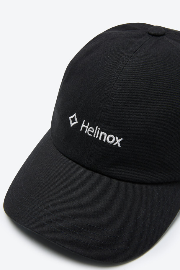 **면 트윌 6패널 로고 볼캡**은 캠핑룩과 일상룩에 모두 잘 어울리는 모자입니다. 부드러운 촉감의 고밀도 면 트윌 소재로 제작되어 사계절 내내 착용하기 좋습니다. 미니멀하고 베이직한 스타일로 다양한 코디에 활용하기 좋으며, 앞면의 로고 자수와 알루미늄 웨빙 스토퍼 디테일이 특징입니다. 모자 깊이는 16.5cm이며, 사이즈 조절이 가능하여 편안하게 착용할 수 있습니다. 캐주얼, 클래식 스타일을 즐겨 입는 분들께 추천합니다.
