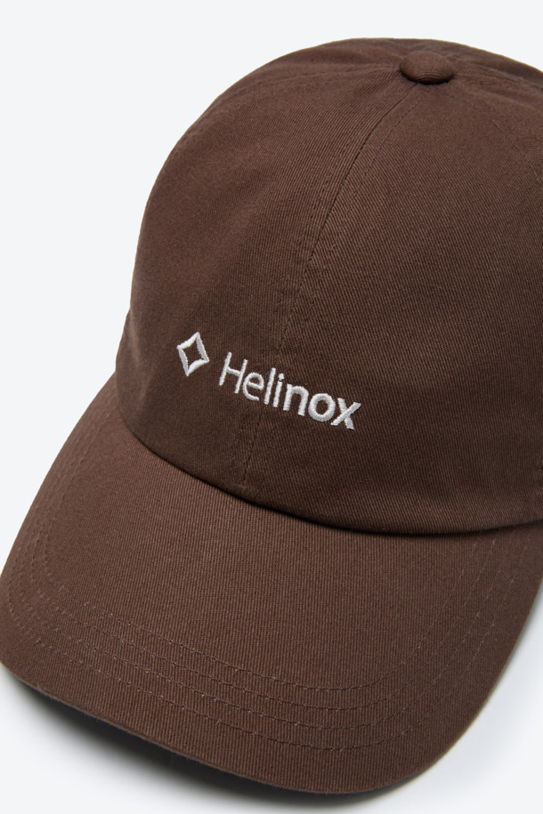 부드러운 면 소재의 면 트윌 6패널 로고 볼캡입니다. 미니멀하고 베이직한 디자인으로 일상 및 캠핑룩에 활용하기 좋습니다. 6패널 구조와 고밀도 면 트윌 소재로 제작되어 편안한 착용감을 선사합니다. 브라운 컬러에 로고 자수 디테일이 돋보이며, 알루미늄 웨빙 스토퍼를 사용하여 사이즈 조절이 용이합니다. 사계절 내내 착용 가능한 캐주얼 스타일의 볼캡입니다.
