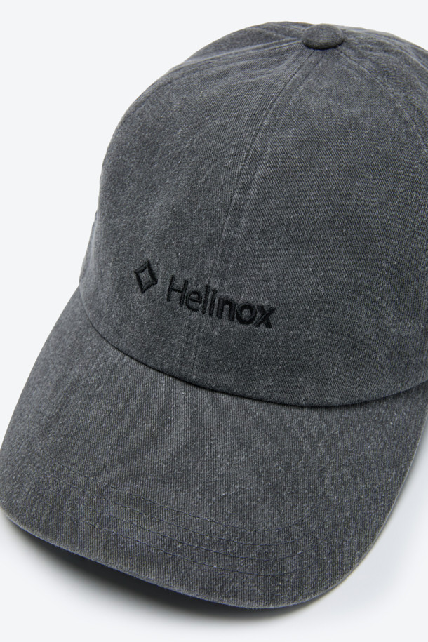 부드러운 면 트윌 소재로 제작된 6패널 구조의 로고 볼캡입니다. 톤온톤 로고 자수와 알루미늄 웨빙 스토퍼 디테일이 돋보입니다. 일상, 캠핑 등 다양한 상황에 활용하기 좋으며, 사계절 내내 착용 가능합니다. 그레이 컬러로 어떤 스타일에도 잘 어울리며, 사이즈 조절이 가능하여 편안한 착용감을 제공합니다. 캐주얼, 미니멀, 클래식 스타일을 즐겨 입는 분들께 추천합니다.
