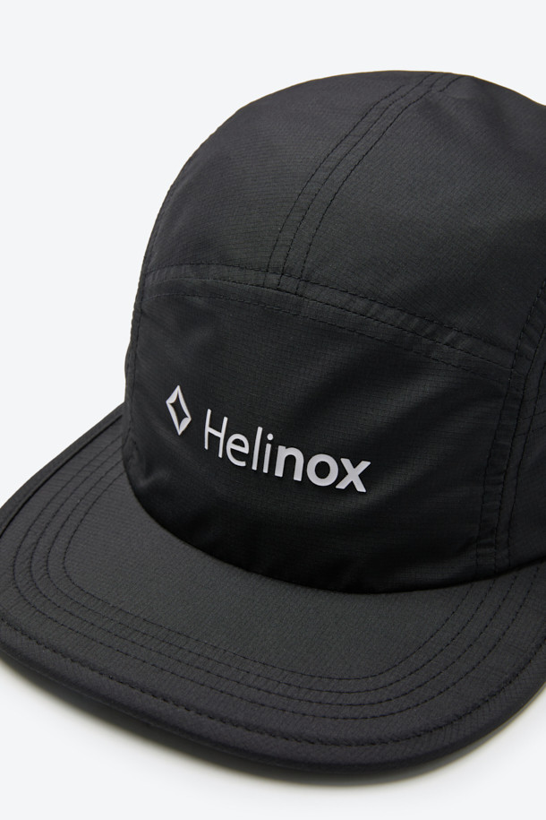 블랙 색상의 6패널 라이트 캠프캡입니다. 아웃도어 활동과 일상에서 모두 활용 가능하며, 봄, 여름, 가을 계절에 적합합니다. 통기성이 뛰어나고 경량 폴리에스테르 소재로 제작되어 쾌적한 착용감을 선사합니다. 6패널 구조, 소프트 챙 설계, 메쉬 안감, 후면 벤틸레이션, 조절 가능한 스트링, 스토퍼, 고리 디테일로 기능성과 디자인을 모두 갖췄습니다. 여행룩, 캠핑룩, 등산룩 등 다양한 TPO에 캐주얼, 고프코어, 스포티 스타일을 더해줍니다.
