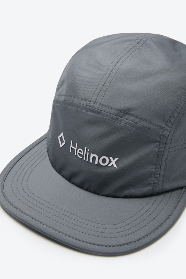 6패널 라이트 캠프캡은 가볍고 통기성이 뛰어난 폴리에스테르 소재로 제작되어 봄, 여름, 가을 계절에 착용하기 좋습니다. 일반적인 모자 깊이와 챙 넓이로 제작되었으며, 부드러운 촉감을 제공합니다. 그레이 컬러에 로고 패턴이 적용되었으며, 얇은 두께로 제작되어 편안한 착용감을 선사합니다. 벤틸레이션, 메쉬 안감, 스트링, 스토퍼, 걸이고리 등의 디자인 장식과 통기성, 경량, 사이즈 조절 기능이 더해져 아웃도어 활동이나 일상생활에서 활용하기 좋습니다. 여행룩, 등산룩, 캠핑룩을 포함한 다양한 TPO에 캐주얼, 고프코어, 미니멀 스타일로 연출할 수 있습니다.
