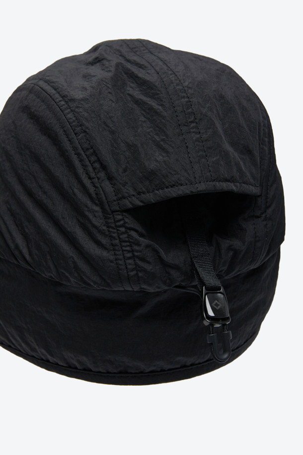 올겨울, 당신의 따뜻함을 책임질 트루퍼 캡입니다. 블랙 컬러의 무지 디자인으로 어떤 스타일에도 쉽게 매치할 수 있으며, 캐주얼, 고프코어, 미니멀 스타일 연출에 적합합니다. 깊은 모자 깊이와 중간 챙 넓이로 보온성과 스타일을 모두 잡았으며, 부드러운 나일론 소재와 두꺼운 두께, 기모 및 패딩 안감으로 뛰어난 착용감을 선사합니다. 방풍 기능과 사이즈 조절 스트링, 스토퍼는 물론, 이어플랩 장착 및 탈착이 가능하여 더욱 실용적입니다. 일상, 아웃도어 활동은 물론 등산룩과 캠핑룩에도 활용해 보세요.
